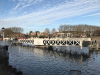 900001 Gezicht op de geopende Muntbrug over het Merwedekanaal te Utrecht. De brug is geopend voor het doorlaten van ...